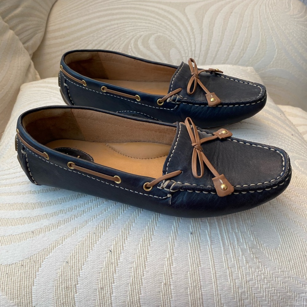 Clarks Artisan Navy Leather Loafers \ Flats
